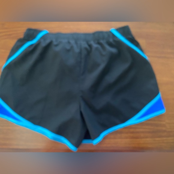 Womens Xersion shorts, size medium - Picture 4 of 6